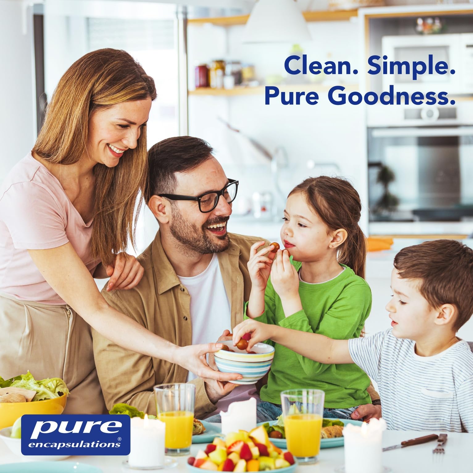 Pure Encapsulations frasco en mesa de cocina ilustrando rutina diaria