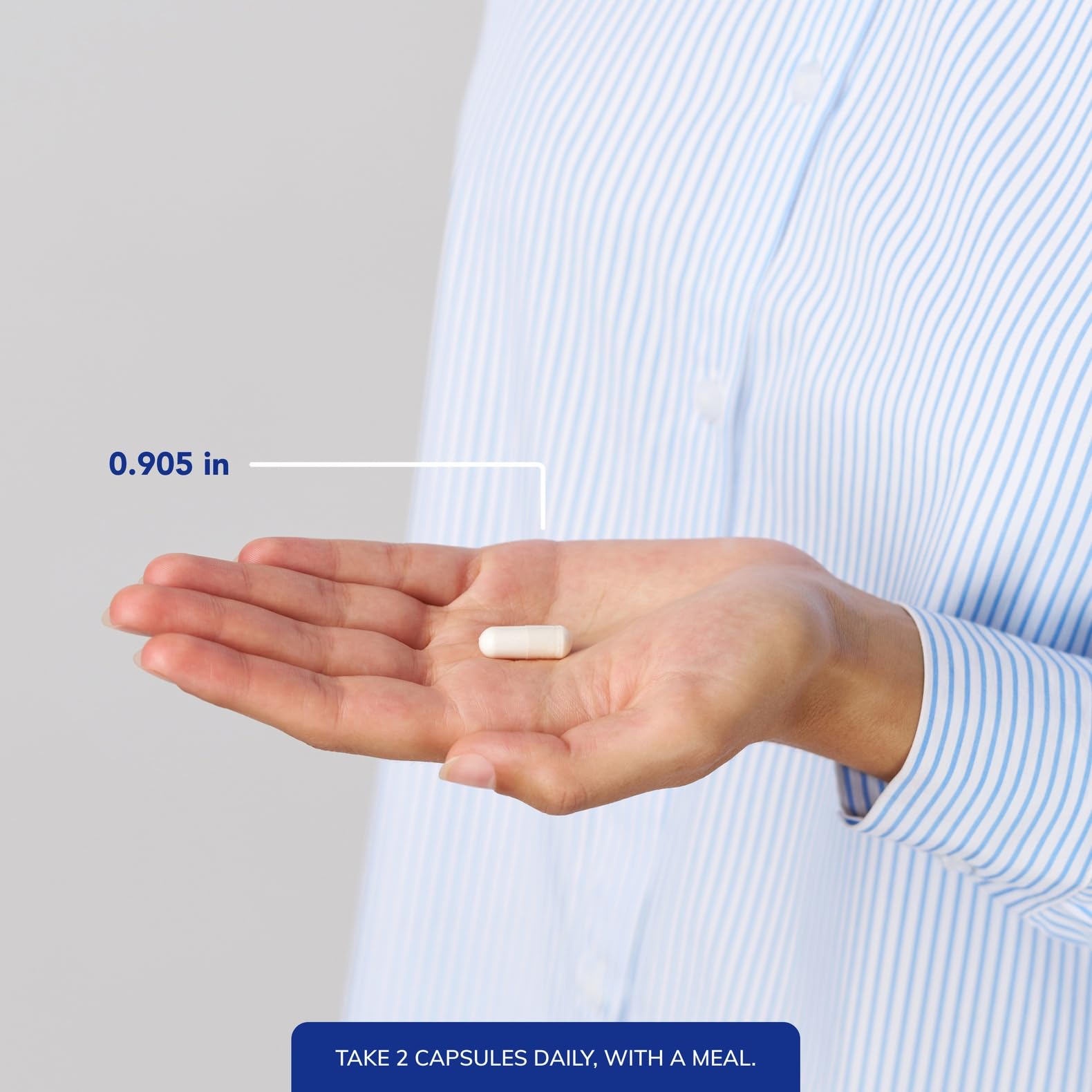 Pure Encapsulations EyeProtect Basics frasco en mano para comparar tamaño y dosis