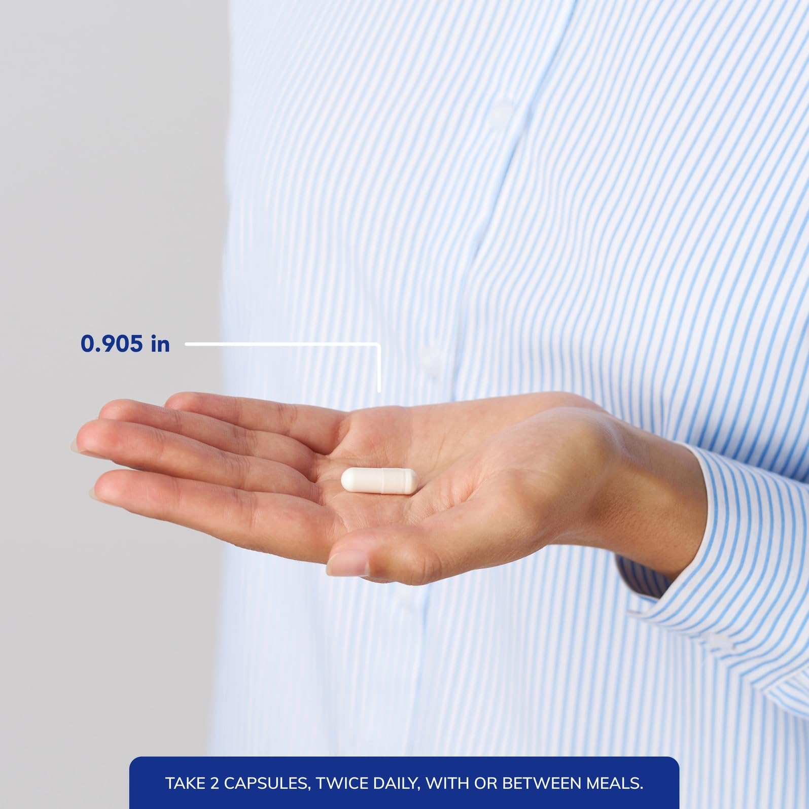 Pure Encapsulations persona tomando cápsula enfatizando uso diario sencillo