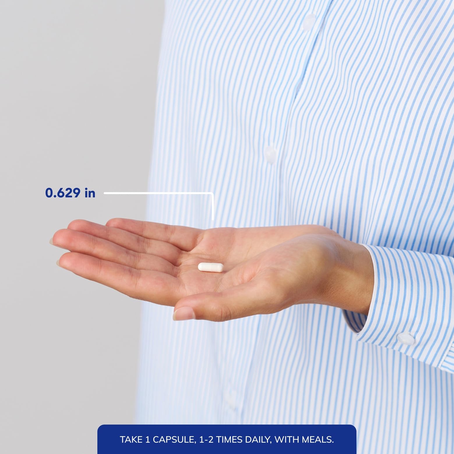 Pure Encapsulations cápsula en mano para comparar tamaño y facilidad