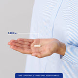 Pure Encapsulations cápsula en mano mostrando tamaño y facilidad de dosificación