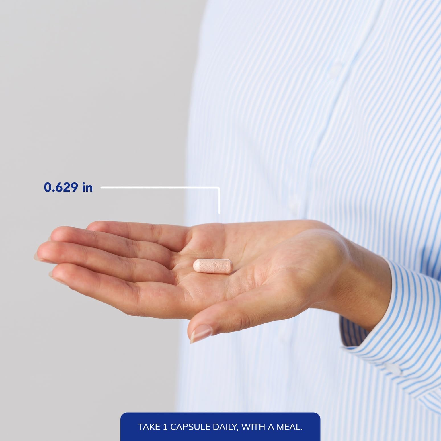 Pure Encapsulations frasco en mano para comparar tamaño y cantidad de 90 cápsulas