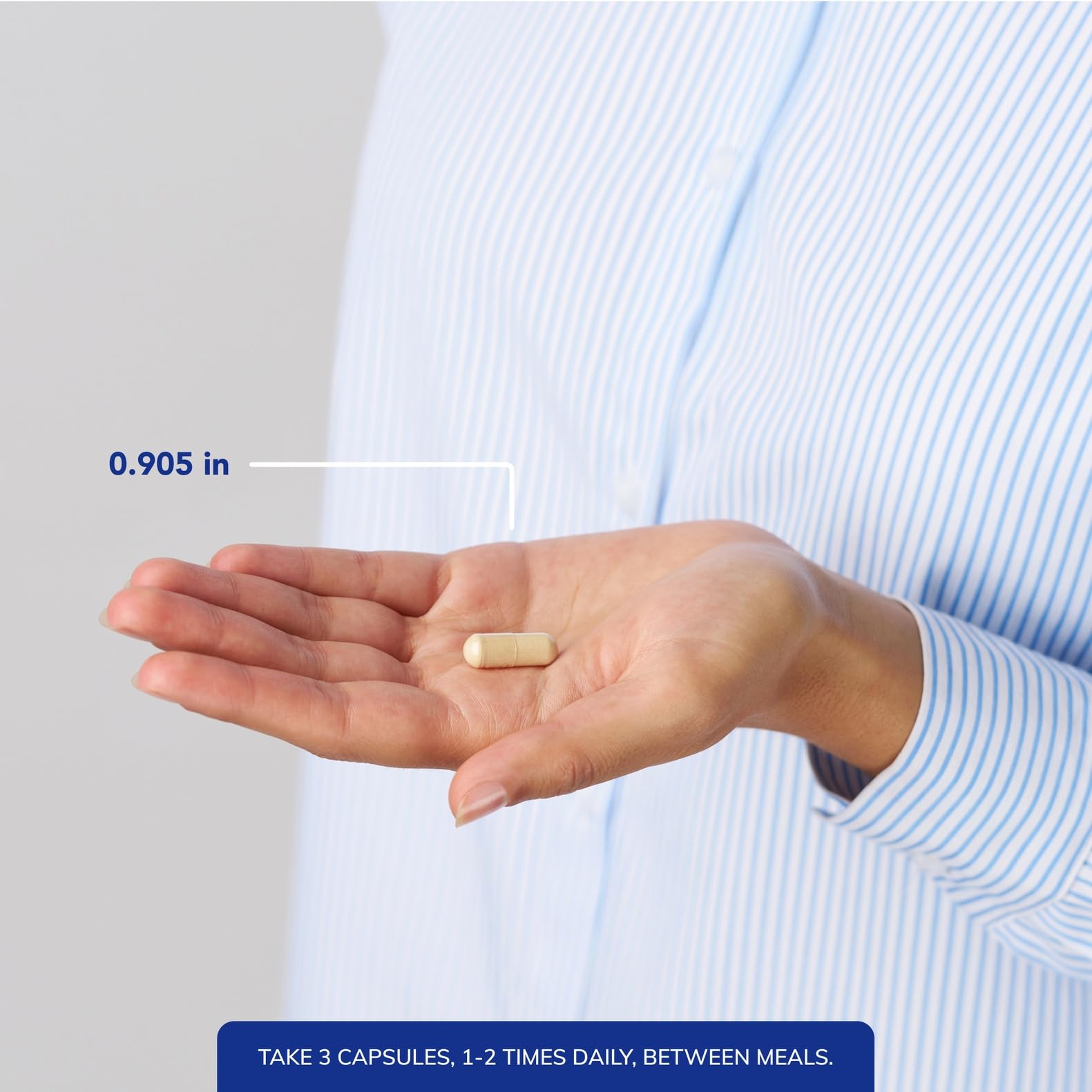 Pure Encapsulations MotilPro en mano para comparar tamaño y dosificación