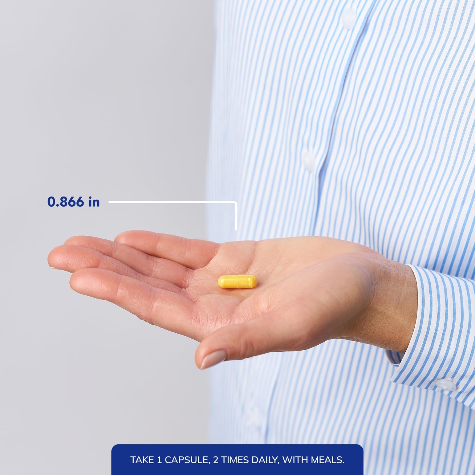 Pure Encapsulations frasco en mano para visualizar tamaño y dosis diaria