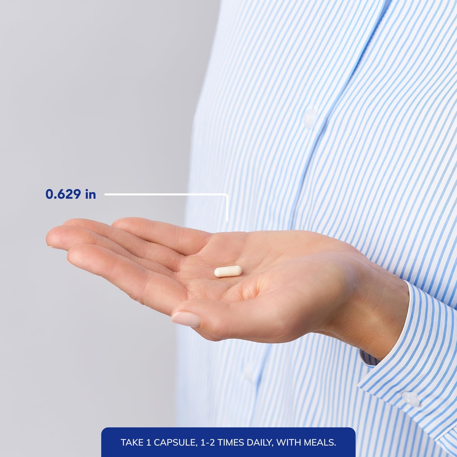 Pure Encapsulations cápsula en la mano para mostrar tamaño y escala