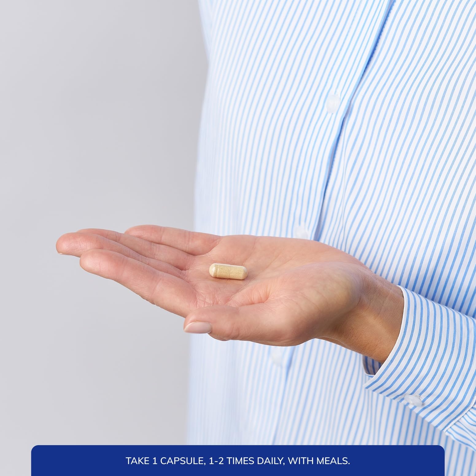 Pure Encapsulations cápsula en mano para comparar tamaño y dosificación