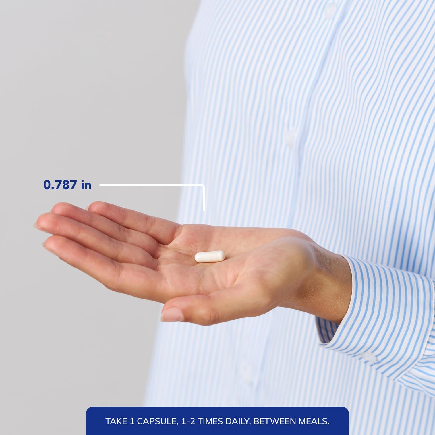 Pure Encapsulations frasco en mano para mostrar escala y facilidad de uso