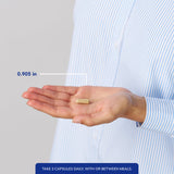 Pure Encapsulations cápsula en mano para comparar tamaño y facilidad de ingestión