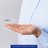 Pure Encapsulations cápsula junto a un vaso de agua sugiriendo facilidad de uso