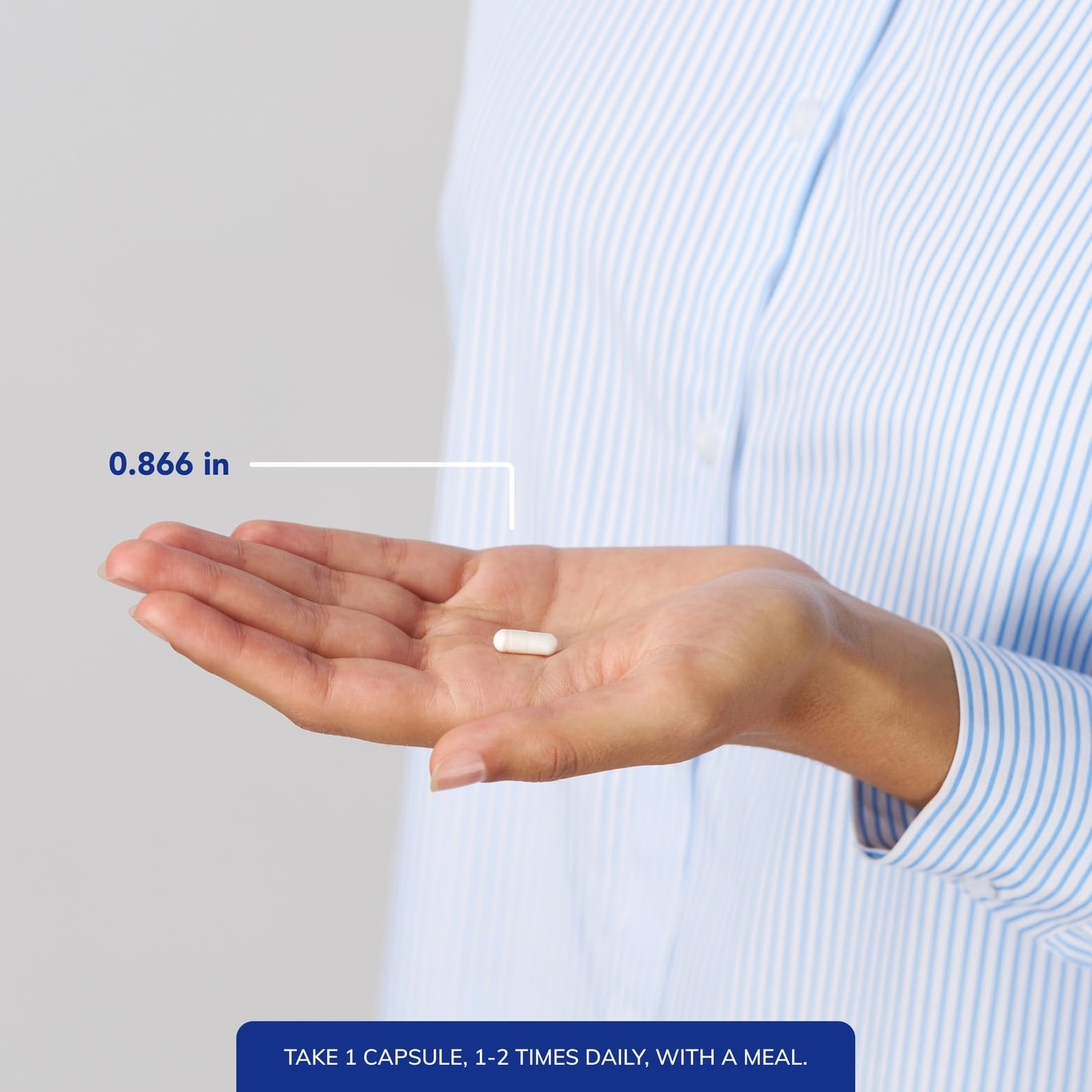 Pure Encapsulations cápsula sobre mesa cerca de un vaso para tomar con comida