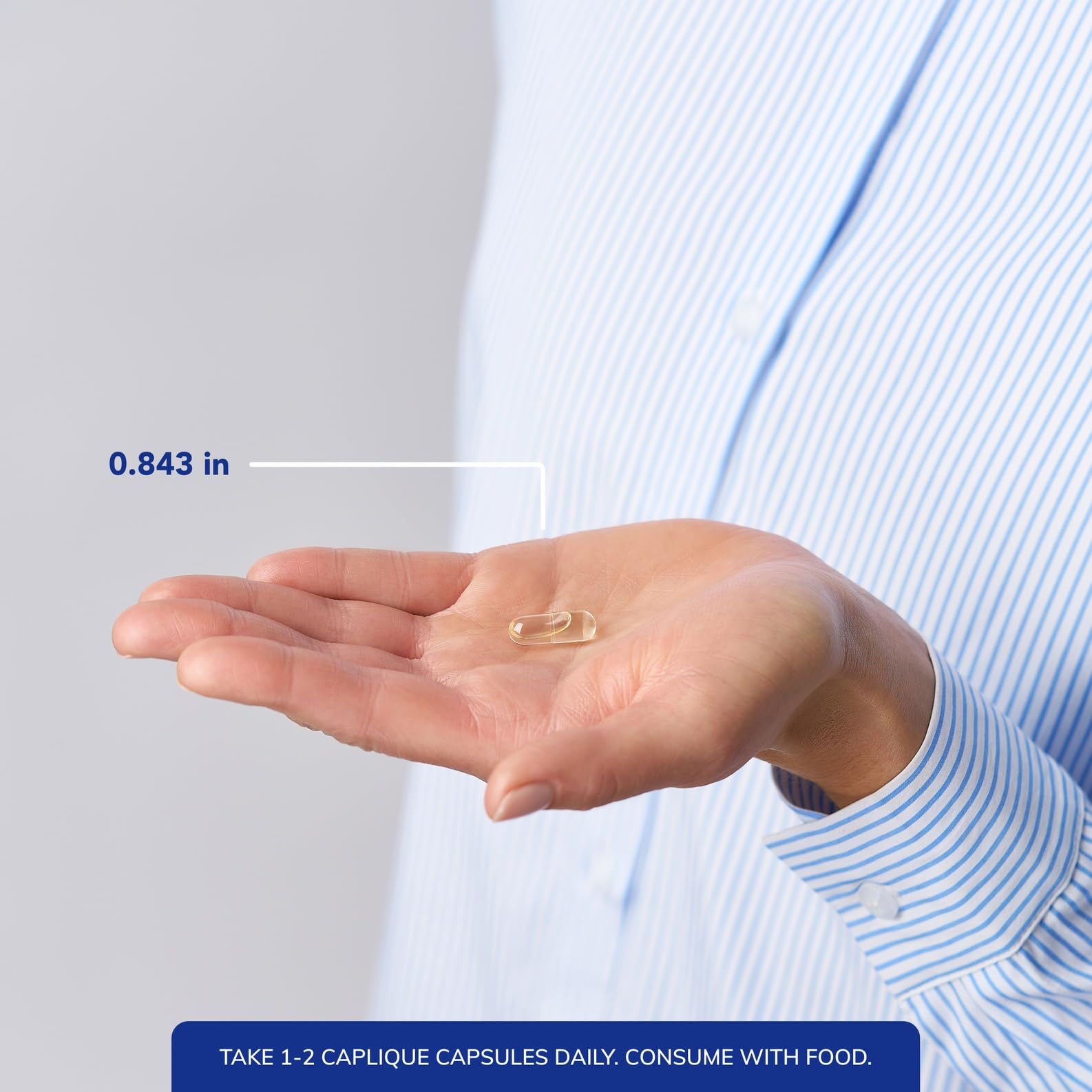 Pure Encapsulations cápsulas en mano para comparar tamaño y dosificación