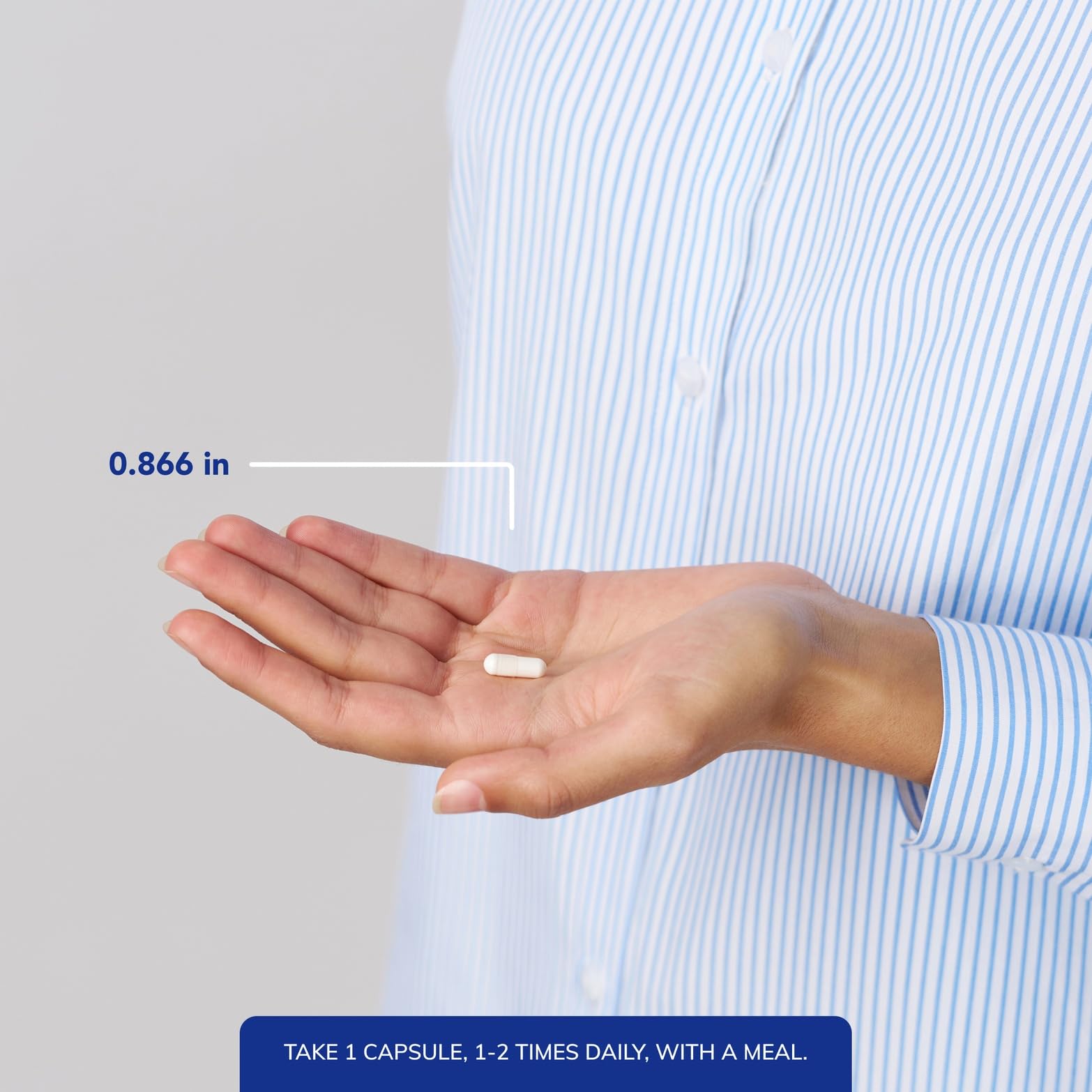 Pure Encapsulations frasco en mano para comparar tamaño y seguridad de dosis