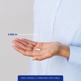 Pure Encapsulations frasco en mano para comparar tamaño y seguridad de dosis