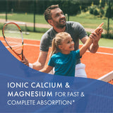 Cuchara con porción de Ionic Fizz de Pure Essence Labs para comparar tamaño y dosificación