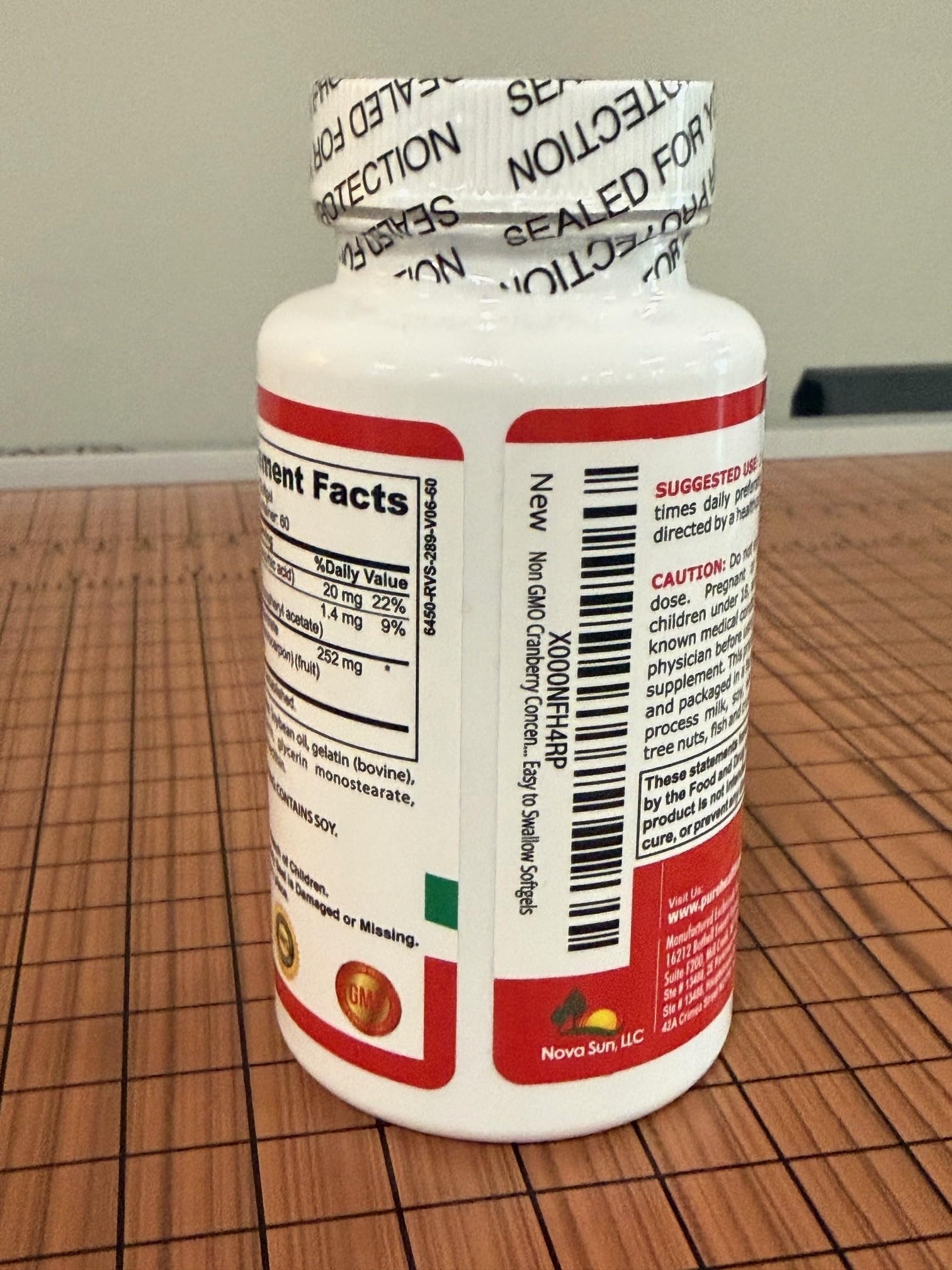 Pure Healthland softgel en mano para mostrar facilidad de tragar