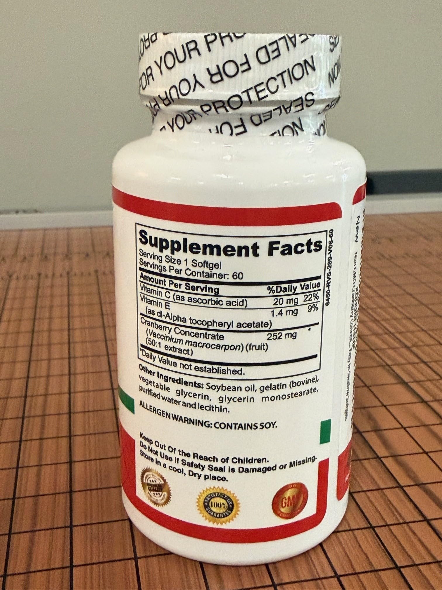 Pure Healthland producto en mesa cercana a comidas para uso diario práctico