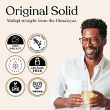 Pure Himalayan Shilajit disuelto en taza con agua tibia para preparación fácil