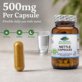 Pure Mountain Botanicals cápsulas sobre superficie de madera para sensación natural