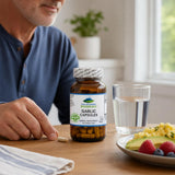 Pure Mountain Botanicals varias cápsulas en mano para comparar tamaño y dosificación