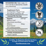 Pure Mountain Botanicals cápsulas en mano para apreciar su tamaño fácil de tragar