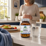 Pure Mountain Botanicals frasco en entorno de cocina mostrando estilo de vida saludable