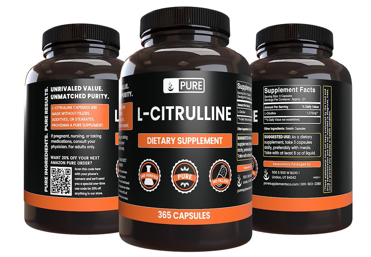 PURE ORIGINAL INGREDIENTS persona sosteniendo cápsula para comparar tamaño y dosis