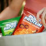 Pure Protein ambientada en mesa de snack mostrando uso diario y disfrute