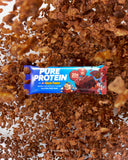 Pure Protein barra abierta con textura interna cremosa y proteína visible para saciedad