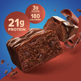 Pure Protein barrita junto a una cartera para comparar tamaño y portabilidad