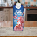 Pure Protein en escena de gimnasio y mochila para uso antes o después