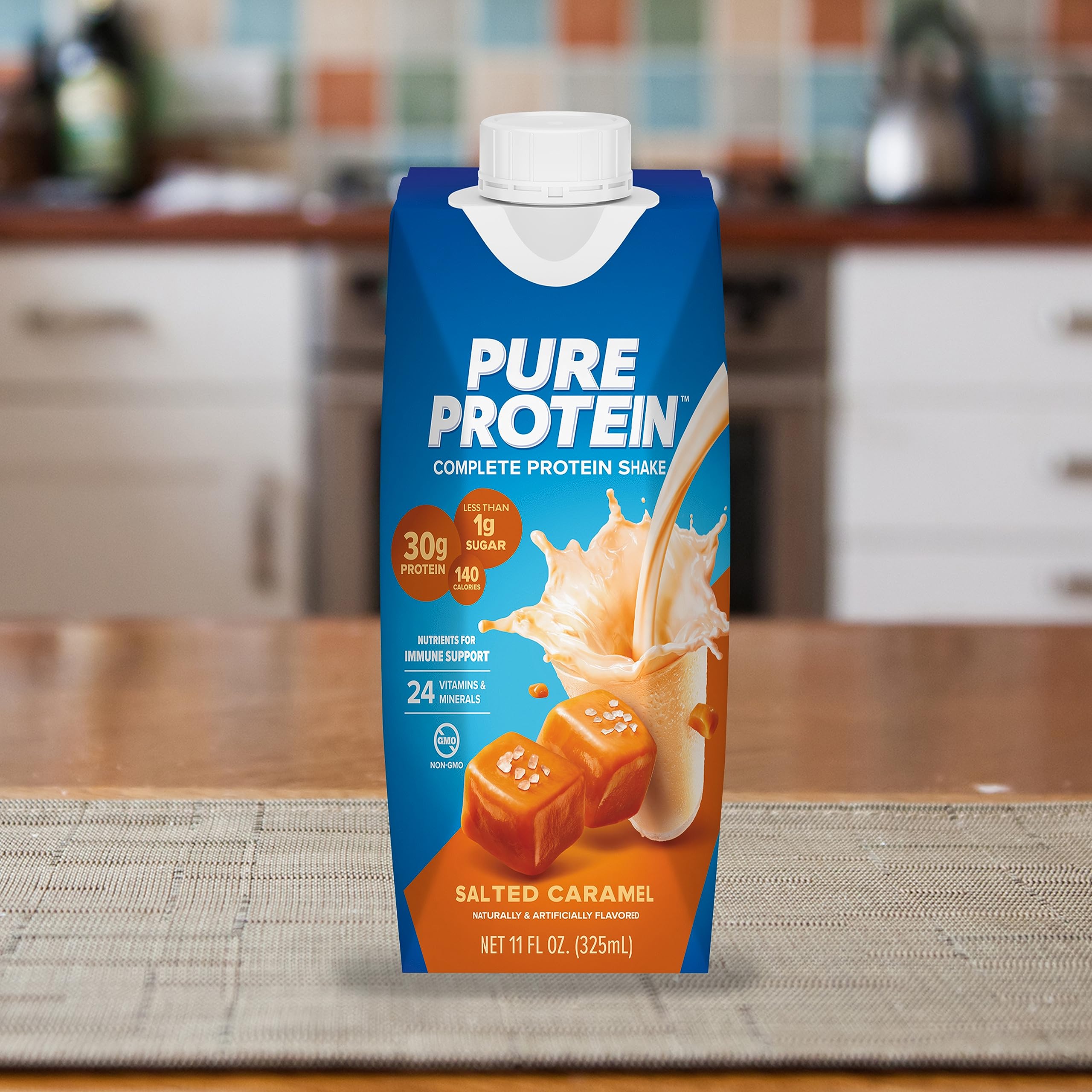 Escena lifestyle con Pure Protein en bolsa de gimnasio para consumo práctico y rápido