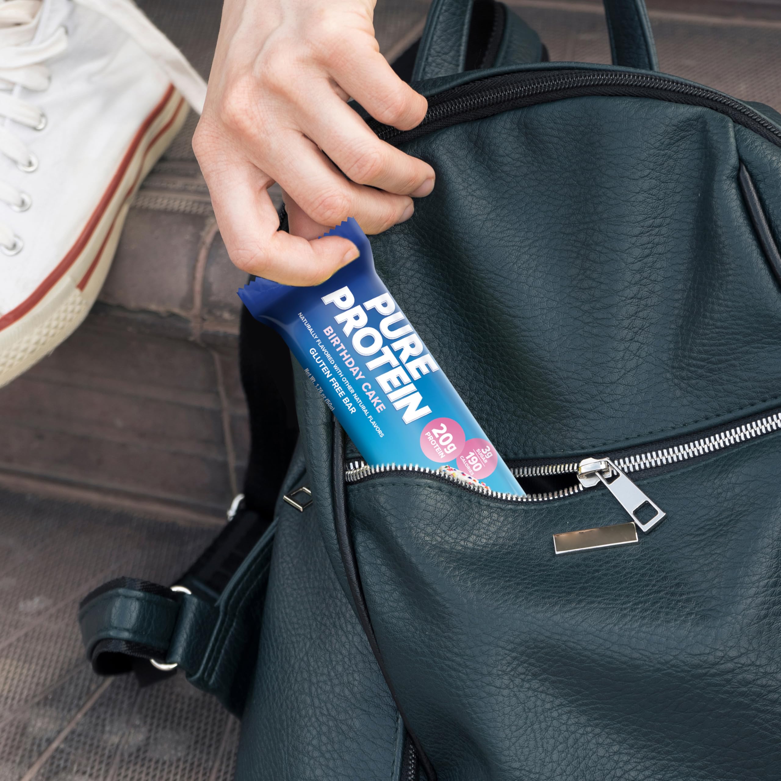 Pure Protein barra en mesa junto a café, ideal como snack nutritivo y sabroso