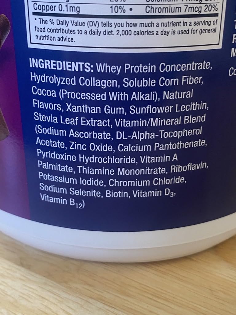 Pure Protein en bolsa junto a accesorios de gimnasio, soporte para entrenamientos