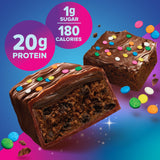 Pure Protein barra sin envolver con corte que revela interior chocolatoso