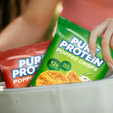 Pure Protein crisps junto a una regla para comparar tamaño de porción
