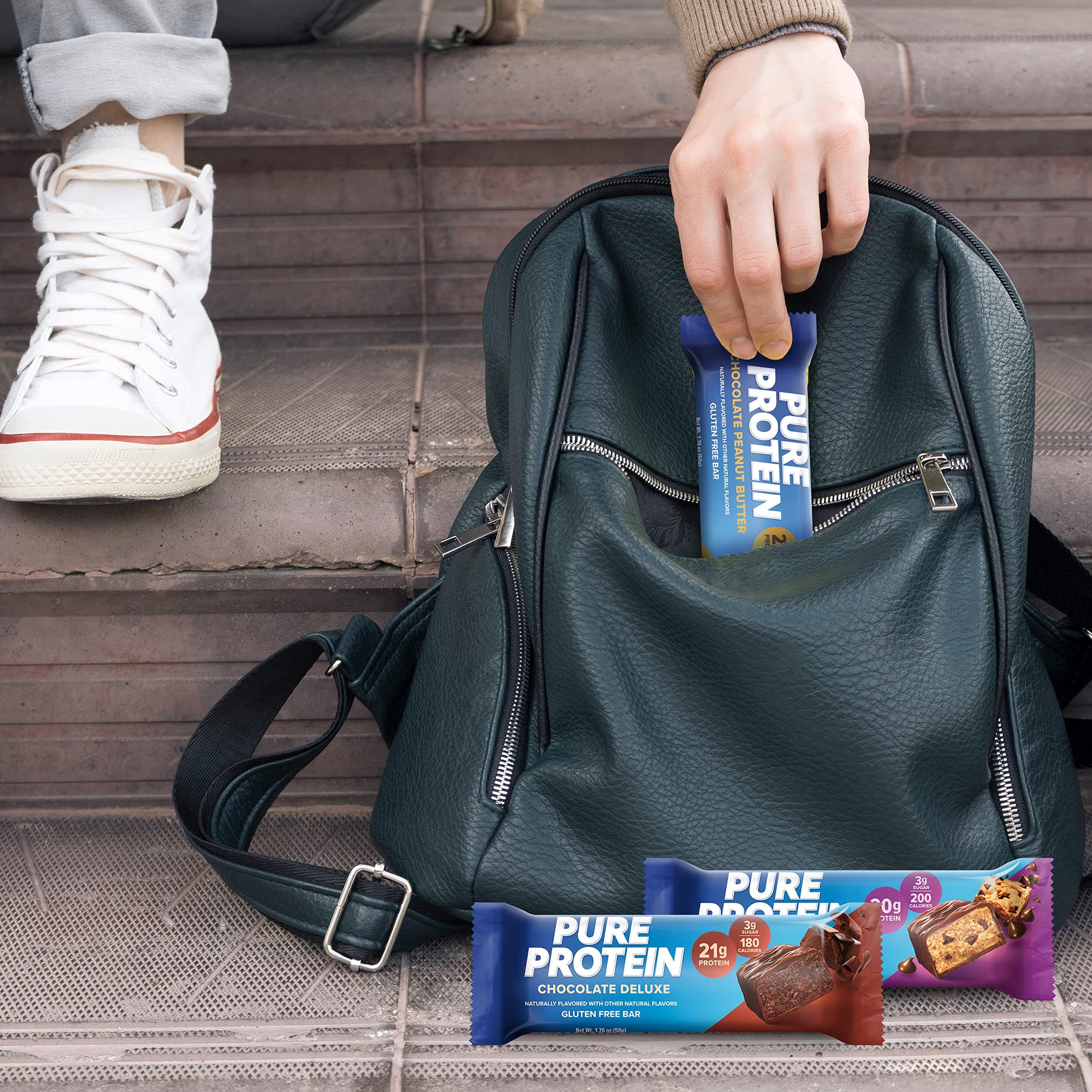 Pure Protein barra en mano para comparar tamaño y porción