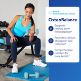 Pure Encapsulations OsteoBalance cápsulas apiladas mostrando textura, fácil ingestión diaria