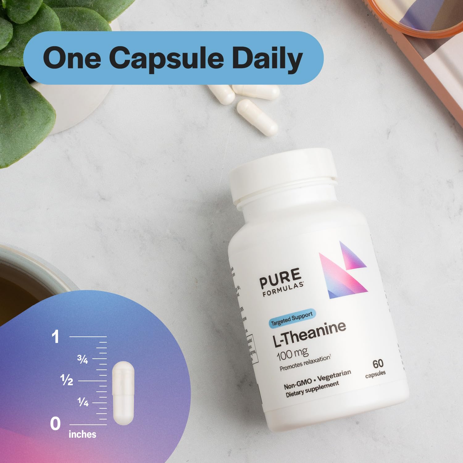 PureFormulas cápsula en mano para comparar tamaño y dosificación clara