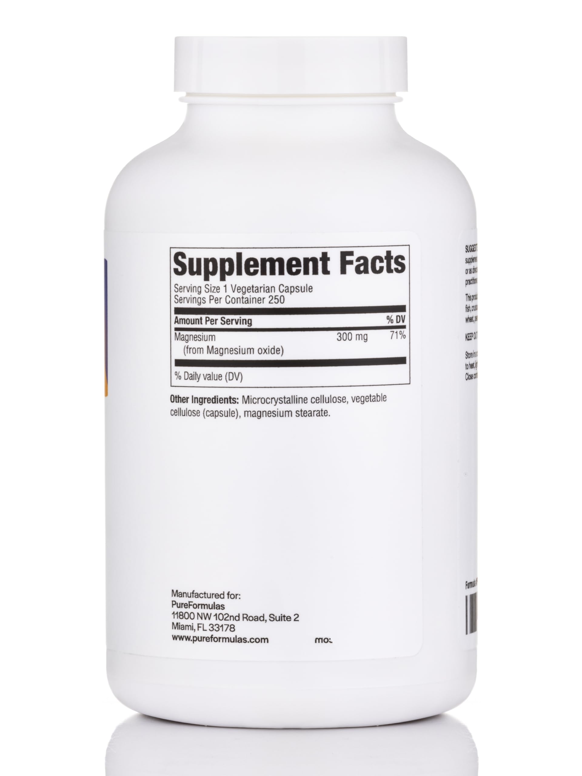 PureFormulas cápsulas en mano para comparar tamaño y dosificación visualmente