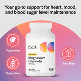 PureFormulas mano sosteniendo comprimidos, muestra tamaño y conveniencia