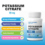 P Puregen Labs cápsula en mano para comparar tamaño y tomar dosis con comodidad