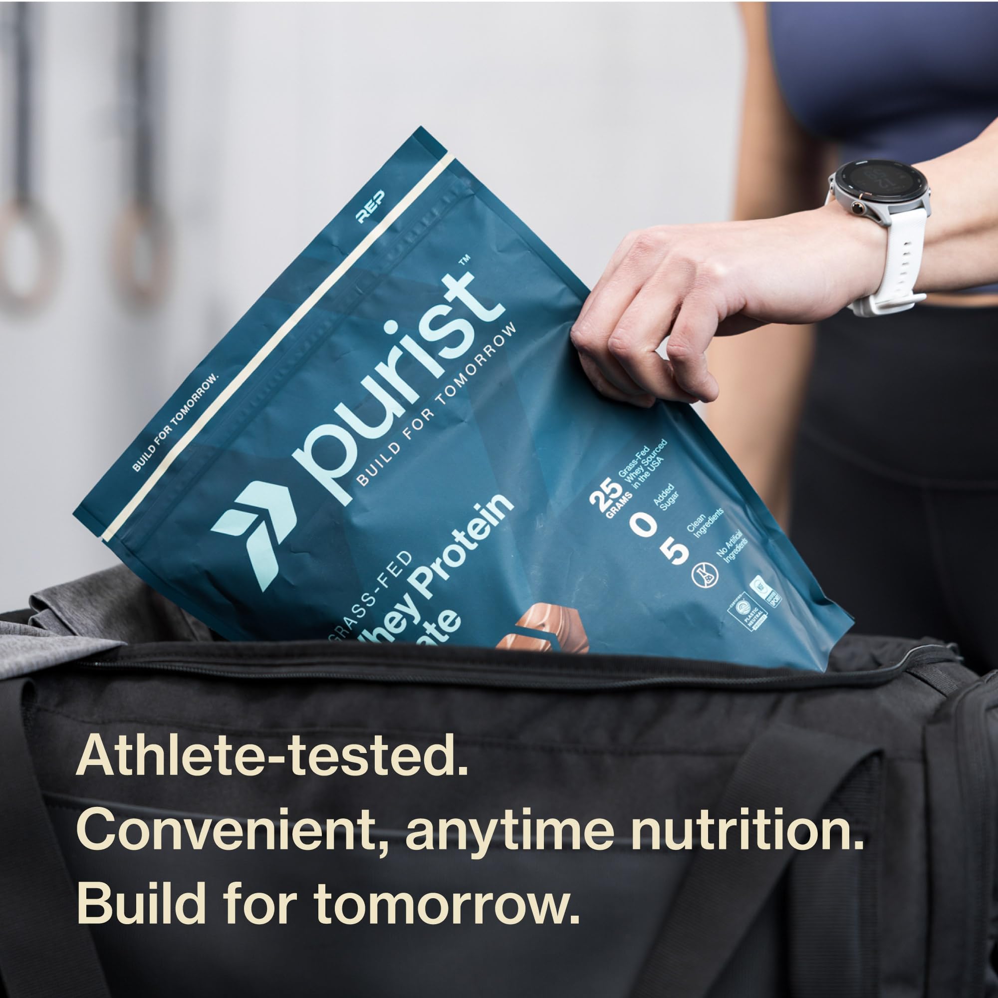 PURIST persona mezclando batido en gimnasio para recuperación rápida