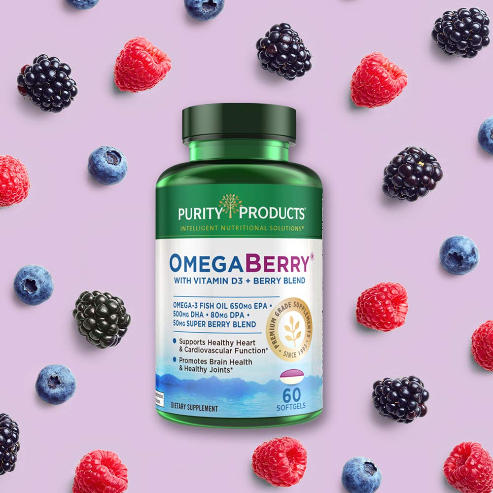 Purity Products OmegaBerry cápsulas en mano para comparar tamaño y facilidad de toma