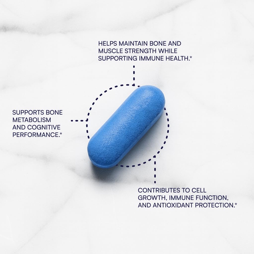 Purity Products tableta MagBlue en mano para comparar tamaño y dosificación práctica