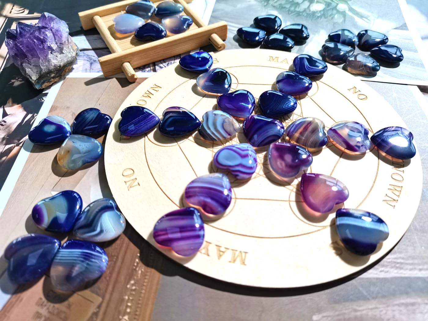 QINJIEJIE corazones colocados en mesa decorativa realzando el ambiente