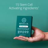 Qualia Stem Cell en mesa con alimentos saludables estilo de vida equilibrado