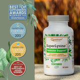 Quantum SuperLysine+ tableta en la mano, tamaño y dosificación clara
