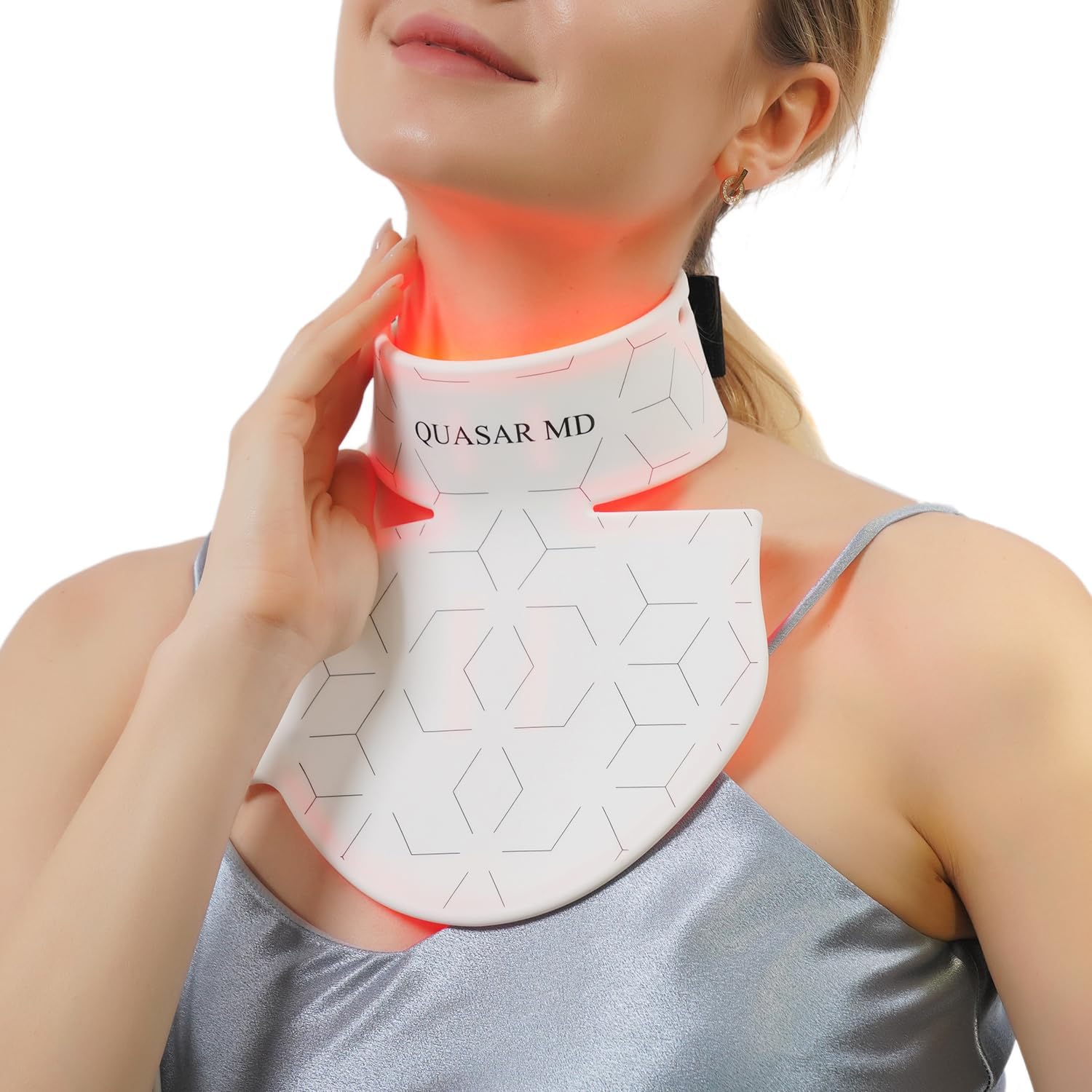 Quasar MD frontal sobre cuello y escote mostrando cobertura y comodidad