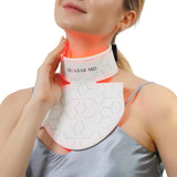 Quasar MD frontal sobre cuello y escote mostrando cobertura y comodidad