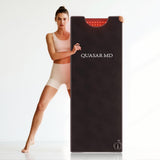 QuasarMD persona usando la esterilla durante yoga para mejor recuperación post-ejercicio